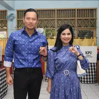 Annisa Yudhoyono tampil anggun dengan dress batik kala sumbang suara ke TPS. Ia kenakan nuansa biru yang serasi dengan Agus Harimurti Yudhoyono, sang suami. [Foto: Instagram/ AHY]