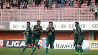 PSS saat merayakan gol ke gawang Persibat di Stadion Maguwoharjo, Sleman, Selasa (8/8/2017). (Bola.com/Ronald Seger)