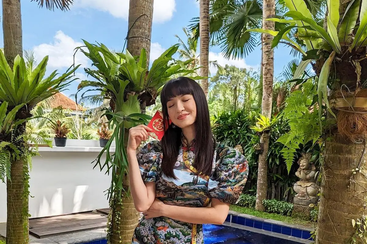 Raline Shah Gunakan Gaun Cheongsam, Bikin Salfok Sampai Dikira Lisa Blackpink
