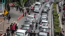 Sejumlah mobil pengemudi online menutup jalur lambat saat mereka menggelar demo di kantor pusat Grab kawasan Kuningan, Jakarta, Senin (29/10). Akibat aksi tersebut, kemacaten parah terjadi dari arah Mampang menuju Menteng. (Liputan6.com/Faizal Fanani)