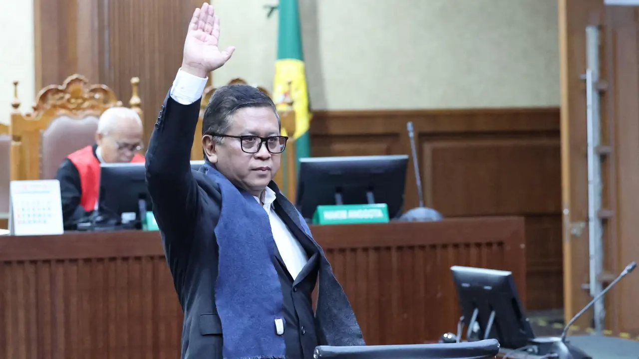 Sekjen PDIP Hasto Kristiyanto saat mengikuti sidang perkara suap Pergantian Antarwaktu dan perintangan penyidikan Harun Masiku akhirnya digelar di Pengadilan Negeri (PN) Jakarta Pusat, Jumat (14/3). (Istimewa)