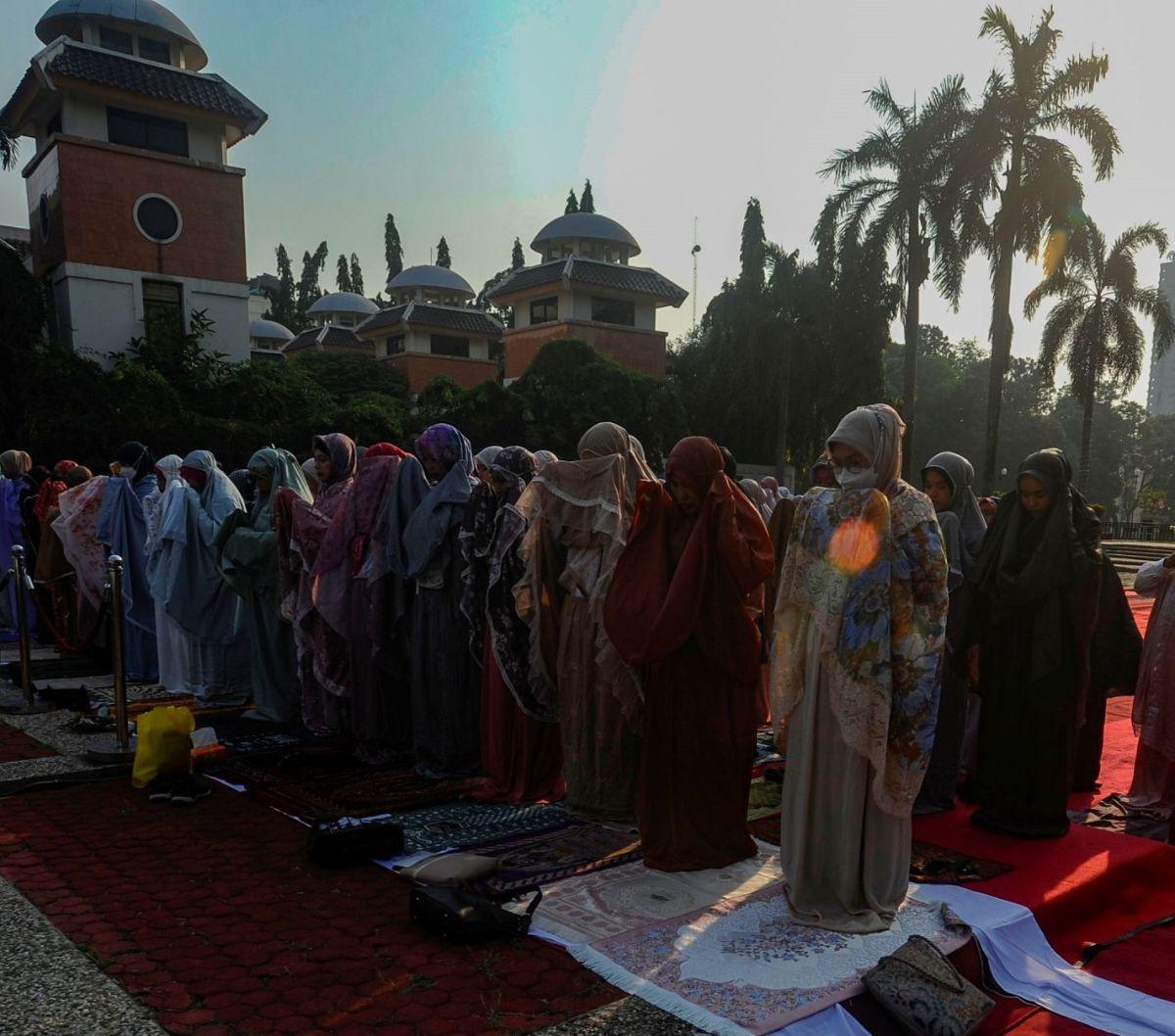 Aparatur sipil negara (ASN) di lingkungan Pemkot Depok menggelar salat Istisqa yang berlangsung di halaman Balai Kota Depok pada Rabu (4/10/2023) pagi.