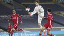 Striker Leeds United, Patrick Bamford, mengontrol bola saat melawan Liverpool pada laga Liga Inggris di Stadion Elland Road, Senin (19/4/2021). Kedua tim bermain imbang 1-1. (Lee Smith/Pool via AP)