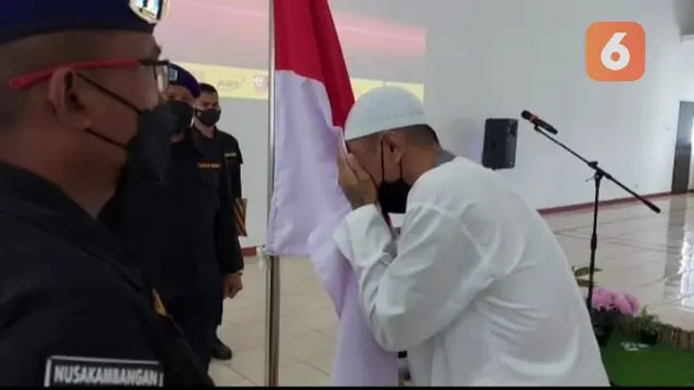 napiter mencium bendera merah putih