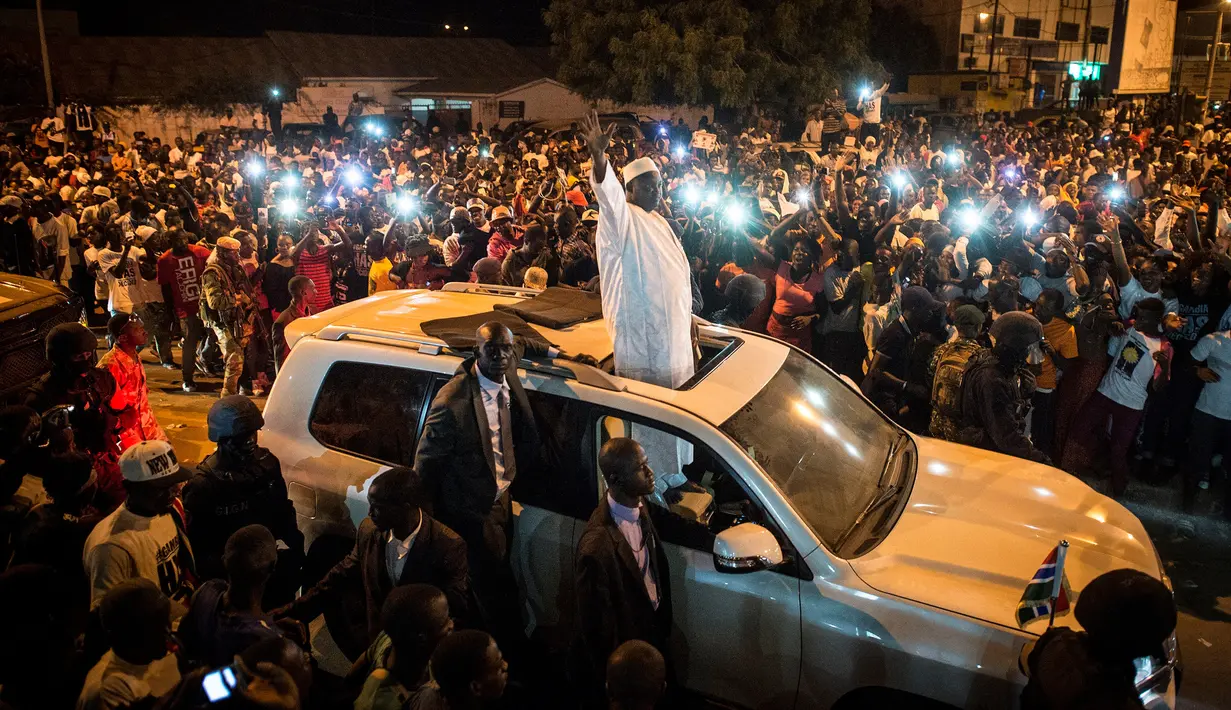Rakyat menyambut kedatangan Presiden baru Gambia, Adama Barrow di Westfield, Gambia, Kamis (26/1). Barrow, yang memenangkan pemilihan umum presiden pada Desember, tinggal sementara di Senegal atas alasan keamanan. (AP Photo/Sylvain Cherkaoui)