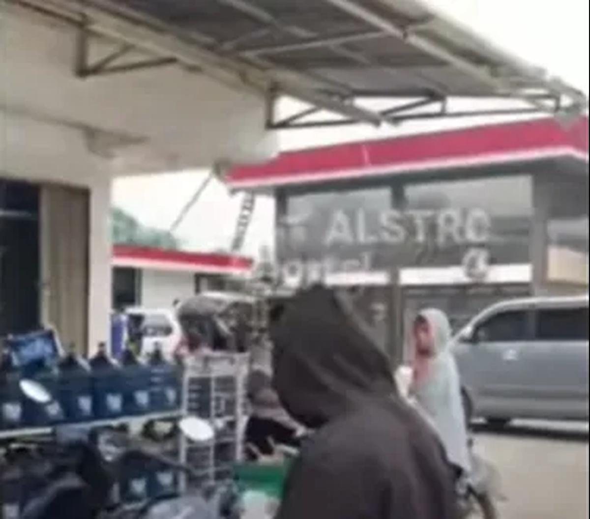 Aksi tidak terpuji terekam kamera seorang warga saat seorang pria diduga hendak kabur dan tidak mau membayar saat berbelanja di minimarket belum lama ini.