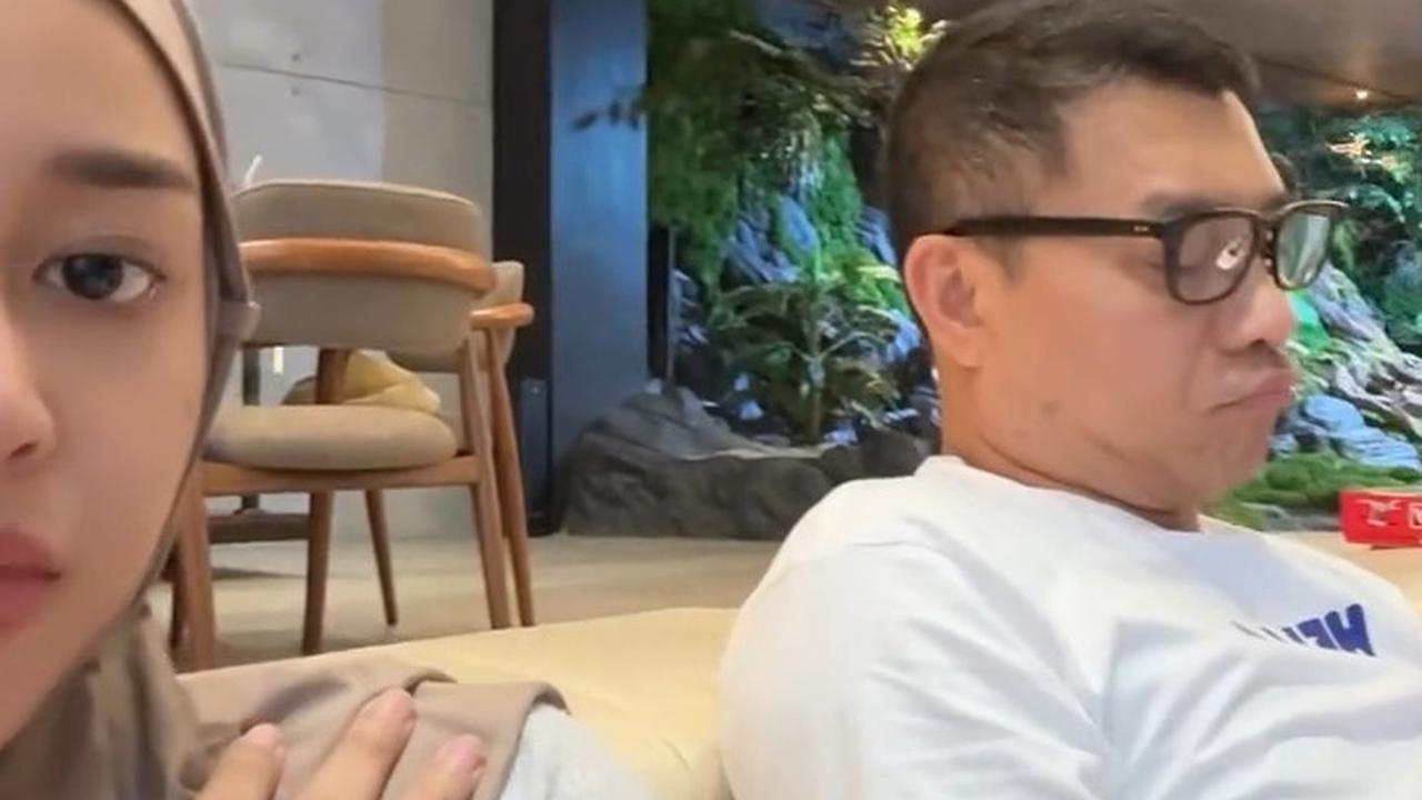 Potret Aurel Hermansyah Ikut Tren 'Hal-Hal Kecil Harus Bohong' Bareng Anang Ini Sukses Curi Perhatian