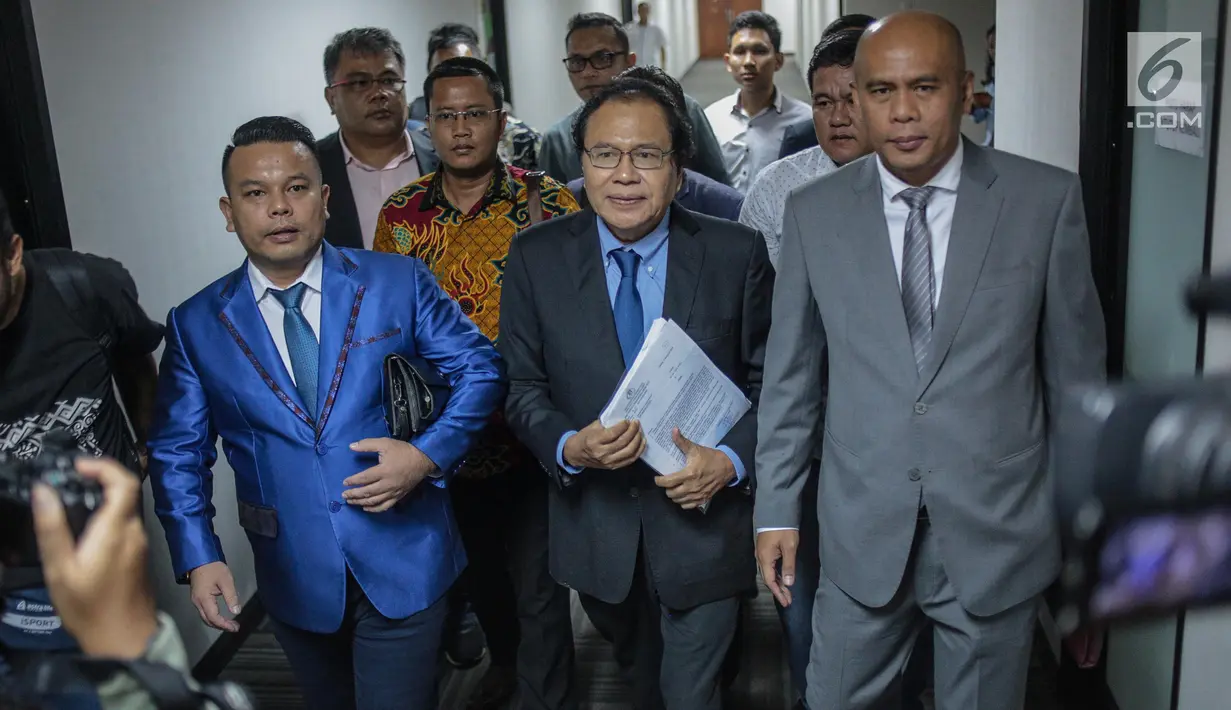 Ekonom senior, Rizal Ramli memenuhi panggilan penyidik Ditipidsiber Bareskrim Polri, Jakarta, Senin (26/11). Rizal diperiksa sebagai pelapor atas dugaan pencemaran nama baik dengan terlapor Ketum Partai Nasdem Surya Paloh. (Liputan6.com/Faizal Fanani)