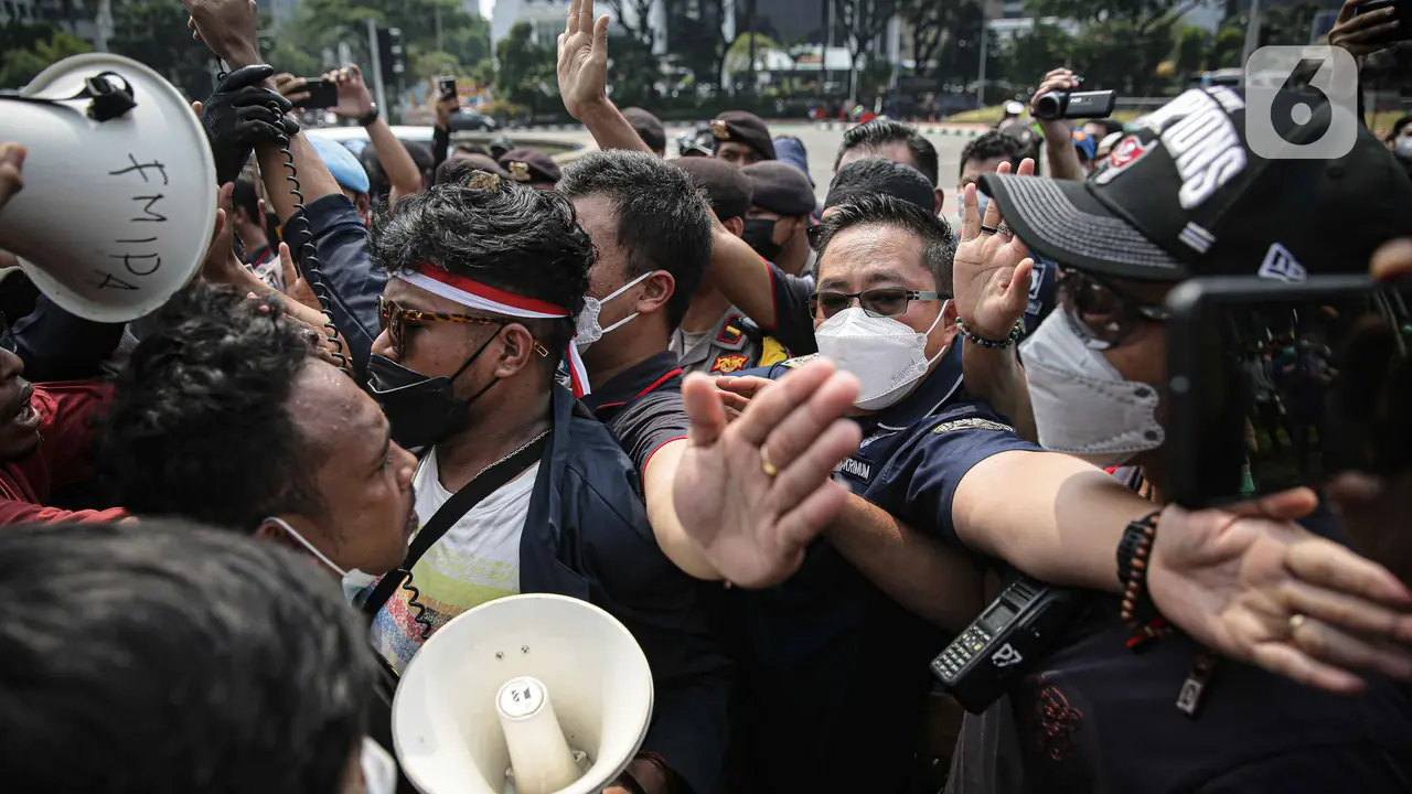 FOTO: Aksi Evaluasi Jokowi, Mahasiswa dan Polisi Terlibat Saling Dorong