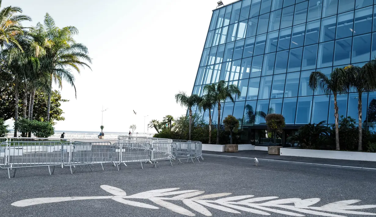 Foto yang diabadikan pada 18 April 2020 ini menunjukkan Palais des Festivals yang kosong di Cannes, Prancis. Salah satu festival film terbesar di dunia yang sedianya berlangsung pada 12-23 Mei 2020 ini tidak akan berlangsung dalam "bentuk aslinya" akibat pandemi COVID-19. (Xinhua/Serge Haouzi)