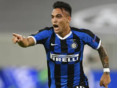 Striker Inter Milan, Lautaro Martinez, melakukan selebrasi usai mencetak gol ke gawang Shakhtar Donetsk pada laga semifinal Liga Europa di Merkur Spiel-Arena, Selasa (18/8/2020). Inter Milan menang dengan skor 5-0. (Sascha Steinbach, Pool via AP)