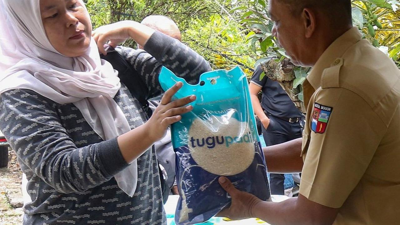 Operasi pasar Bulog ini gecar dilakukan guna menstabilkan harga beras meringankan bebas masyarakat. Foto: Merdeka.com /Arie Basuki