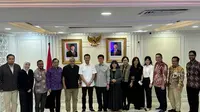 Wakil Menteri Pemuda dan Olahraga (Wamenpora) Taufik Hidayat (keenam dari kiri) bersama jajaran direksi Emtek Grup di Gedung Kemenpora, Senayan, Jakarta, Selasa (26/11/2024) (Liputan6.com/Nanda Perdana Putra)