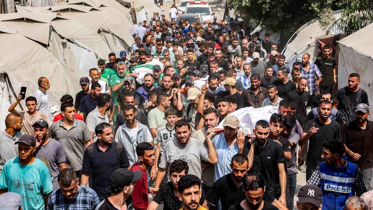FOTO: Tangis Haru Iringi Pemakaman Lima Jurnalis Al Jazeera Korban Serangan Israel di Gaza