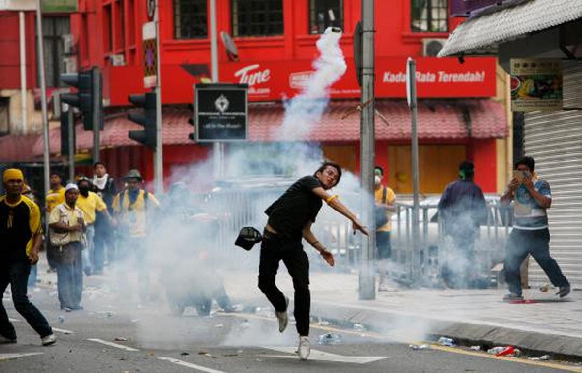 Warga Malaysia turun ke jalan menggelar demo besar besaran menuntut re 