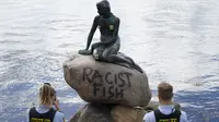Patung Little Mermaid di Copenhagen, Denmark, dilabeli rasis. (MADS CLAUS RASMUSSEN / RITZAU SCANPIX / AFP)