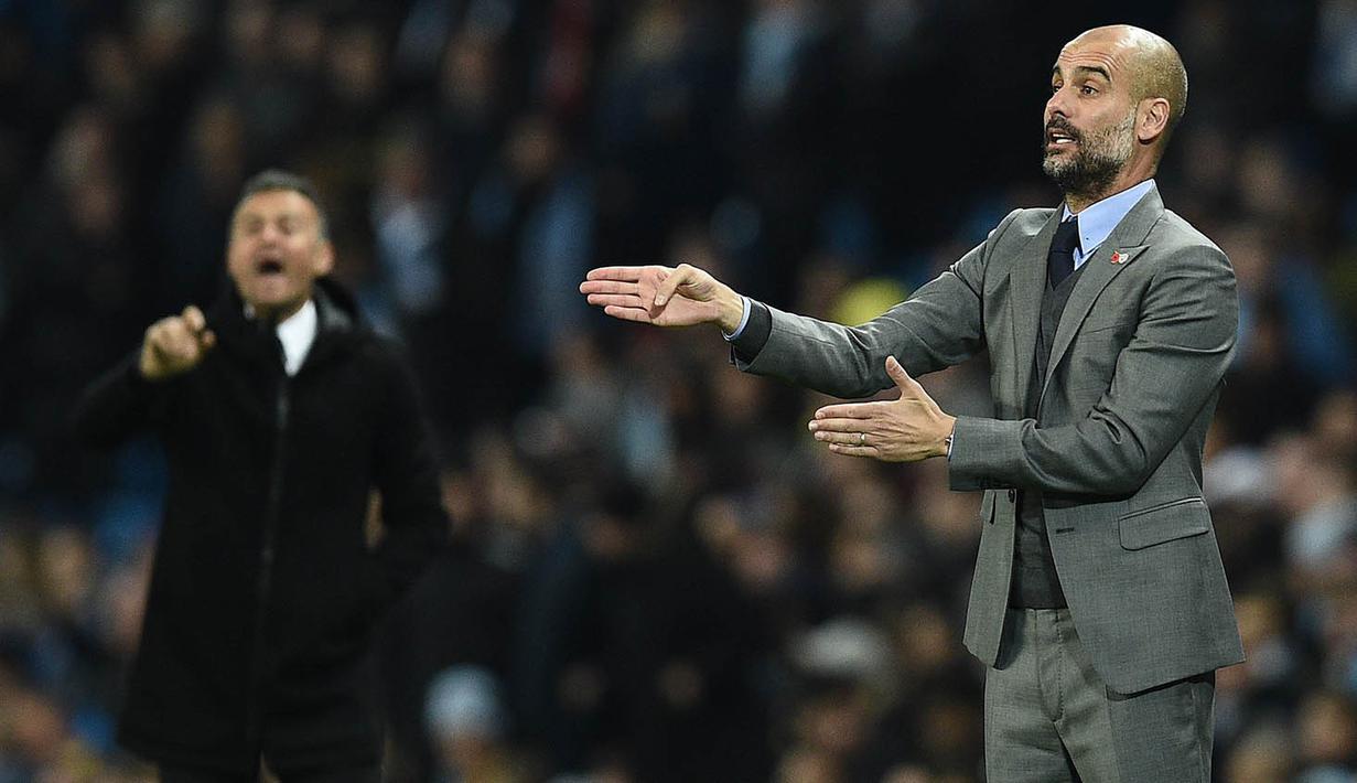 Pelatih Manchester City, Pep Guardiola, memberikan arahan kepada anak asuhnya saat melawan Barcelona pada laga Liga Champions di Stadion Ettihad, Inggris, Selasa (1/11/2016). City menang 3-1 atas Barcelona. (AFP/Oli Scarff)