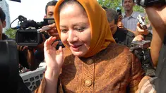 Wardhatul Asriah, istri tersangka Suryadharma Ali penuhi panggilan KPK (Liputan6.com/Miftahul Hayat)