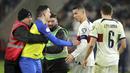 Petugas mengamankan seorang suporter yang berusaha mendekati pemain Portugal, Cristiano Ronaldo saat pertandingan melawan Luksemburg pada matchday kedua Grup J Kualifikasi Euro 2024 di Stadion Stade de Luxembourg, Senin (27/3/2023). (AP Photo/Olivier Matthys)