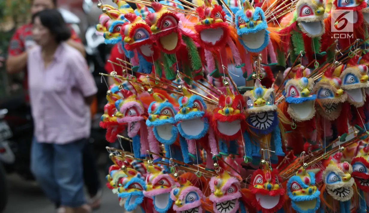 Pernak-pernik khas perayaan Imlek dan Cap Go Meh dijual di area Festival Pecinan 2019 di kawasan jalan Pancoran, Glodok, Jakarta, Rabu (20/2). Festival Pecinan 2019 digelar untuk memeriahkan perayaan Imlek dan Cap Go Meh. (Liputan6.com/Helmi Fithriansyah)