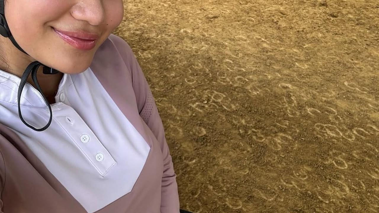 Potret Azizah Salsha Lakukan Olahraga Berkuda, Tampil Bareface