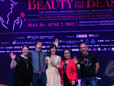 Para pemeran 'Disney's Beauty and The Beast The Original Broadway Musical Spectacular' usai jumpa pers di Ciputra Artpreneur Theater, Jakarta, Senin (20/4/2015). Pertunjukan tersebut akan digelar pada 26 Mei - 7 Juni 2015. (Liputan6.com/Faisal R Syam)