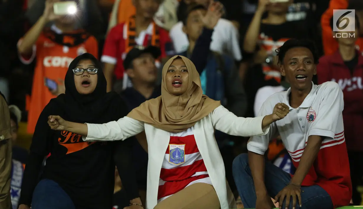 Suporter bernyanyi usai menyaksikan laga persahabatan antara Persija melawan RCD Espanyol di Stadion Patriot Candrabhaga, Bekasi, Rabu (19/7). Persija kalah telak dari RCD Espanyol 0-7. (Liputan6.com/Helmi Fithriansyah) 
