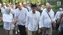 Calon Wakil Presiden nomor urut 02 Sandiaga Uno bersama istri Nur Asia Uno (kiri) menuju TPS 002 Selong untuk menggunakan hak politiknya di Kebayoran Baru, Jakarta Selatan, Rabu (17/4). Pemilu 2019 terdiri dari Pilpres dan Pileg yang diselenggarakan secara serentak. (Liputan6.com/Johan Tallo)