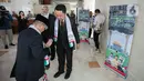 Ahed mengatakan dia datang ke DPR untuk berkoordinasi dengan GKSB dan mendiskusikan isu-isu terkini Palestina. Dia mengatakan pemberian syal ini sebagai bentuk pesan dan doa untuk rakyat Palestina. (Liputan6.com/Faizal Fanani)