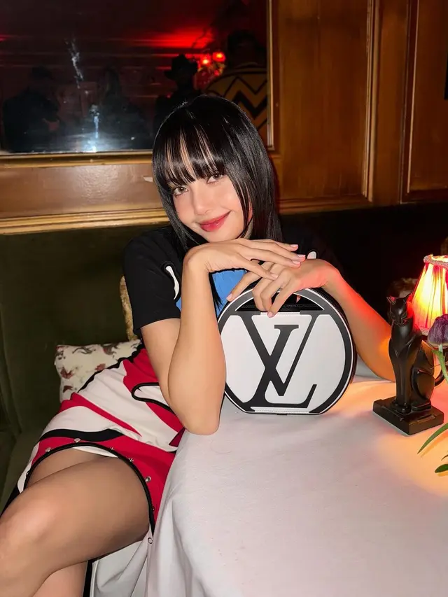 Aura CEO Lisa BLACKPINK di Show Louis Vuitton, Pamer Perut Rata Lewat Crop Top Keemasan