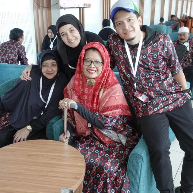 Perdana Puasa Sendiri, Ini 6 Kenangan Dhini Aminarti dan Dimas Seto Umroh Bareng