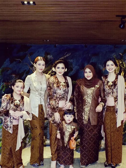 Kali ini ia kenakan kebaya kutu baru dengan nuansa motif bunga. Paduan selendang jadikan kebayanya semakin cantik.  [Foto: Instagram/ Sarah Menzel]