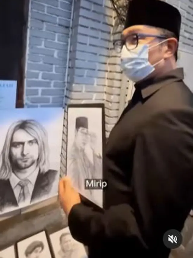 Ridwan Kamil mampir ke pelukis jalanan. Ia pun membeli sketsa lukisan wajahnya. (Foto: Instagram/@ridwankamil)