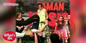 Ayu Ting Ting kembali dihujani hujatan akibat ulahnya sendiri. Saat syuting program komedi, ia menyandarkan paha di kaki Raffi Ahmad. Yuk, lihat videonya.