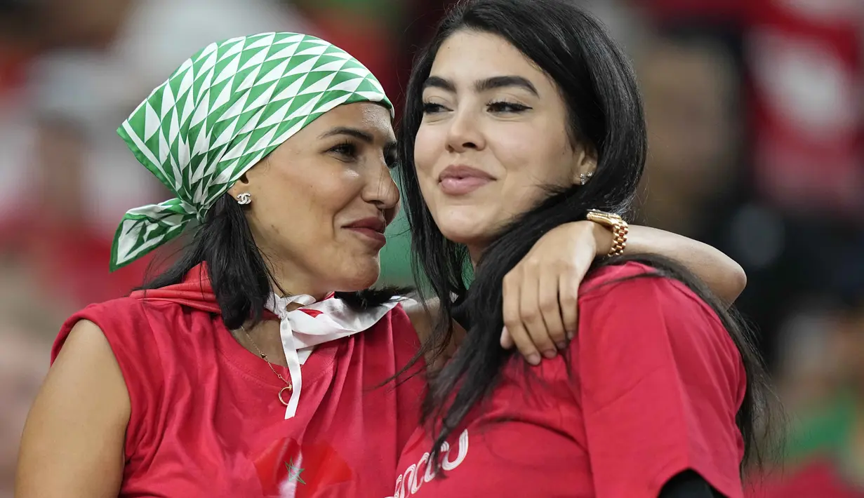 Dua fans wanita Maroko menunggu dimulainya pertandingan grup F Piala Dunia 2022 antara Kanada dan Maroko di Stadion Al Thumama di Doha, Qatar, Kamis, 1 Desember 2022. (AP Photo/Pavel Golovkin)