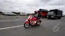 Hujan yang mengguyur Jakarta sejak Minggu (8/2) mengakibatkan tingginya genangan air di kawasan Kelapa Gading. Sejumlah pengendara motor terpaksa masuk jalan tol untuk menghindari banjir, Jakarta, Selasa (10/2/2015). (Liputan6.com/Faizal Fanani) 