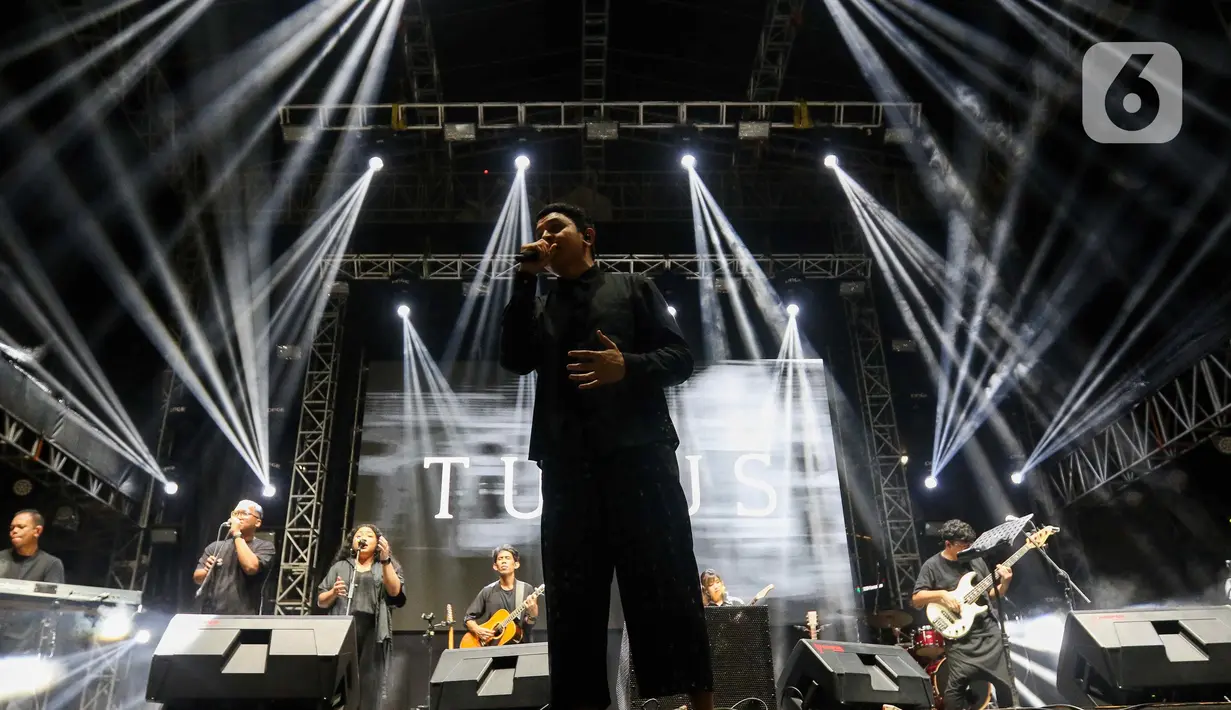 Hampir setiap lagu yang dibawakan Tulus memberi kehangatan suasana akhir pekan di KapanLagi Buka Bareng BRI Festival 2024. (Liputan6.com/Herman Zakharia)