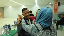 Petembak Indonesia, M Hasan Busri dipeluk rekan setimnya usai memastikan meraih perak 39th South East Asia Shooting Championships kelas 10m Air Rifle Men di Jakarta, Kamis (19/11/2015). Hasan mencatat 200,2poin. (Liputan6.com/Helmi Fithriansyah)