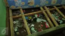 Kondom berserakan dengan sampah di salah satu kamar di sebuah kafe yang mulai ditinggalkan di Kalijodo, Jakarta, Kamis (18/2). Lokalisasi itu mulai ditinggalkan penghuni sejak berkembangnya wacana penggusuran kawasan Kalijodo (Liputan6.com/Gempur M Surya)