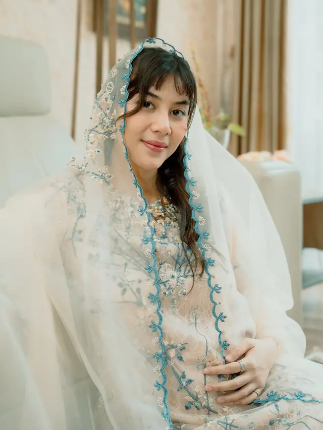 Gaya Adinda Thomas di Tasyakuran 4 Bulan Kehamilan, Anggun Pakai Nude Embroidery Dress dan Veil Biru Pastel
