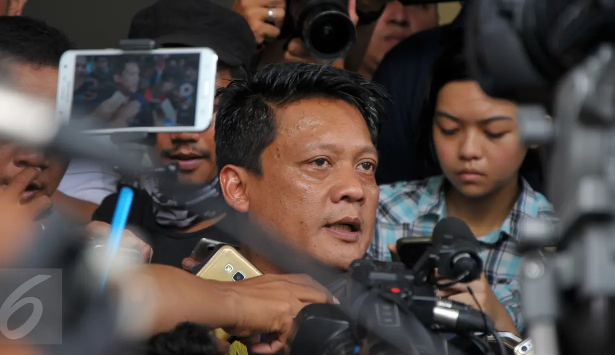 Direskrimum, Kombes Pol Krishna  Murti saat memberikan keterangan pers di Polda Metro Jaya, Jakrta, Sabtu, (30/1). Ia menyatakan bahwa Jessica ditetapkan sebagai tersangka kasus kopi beracun. (Liputan6.com/ Faisal R Syam)