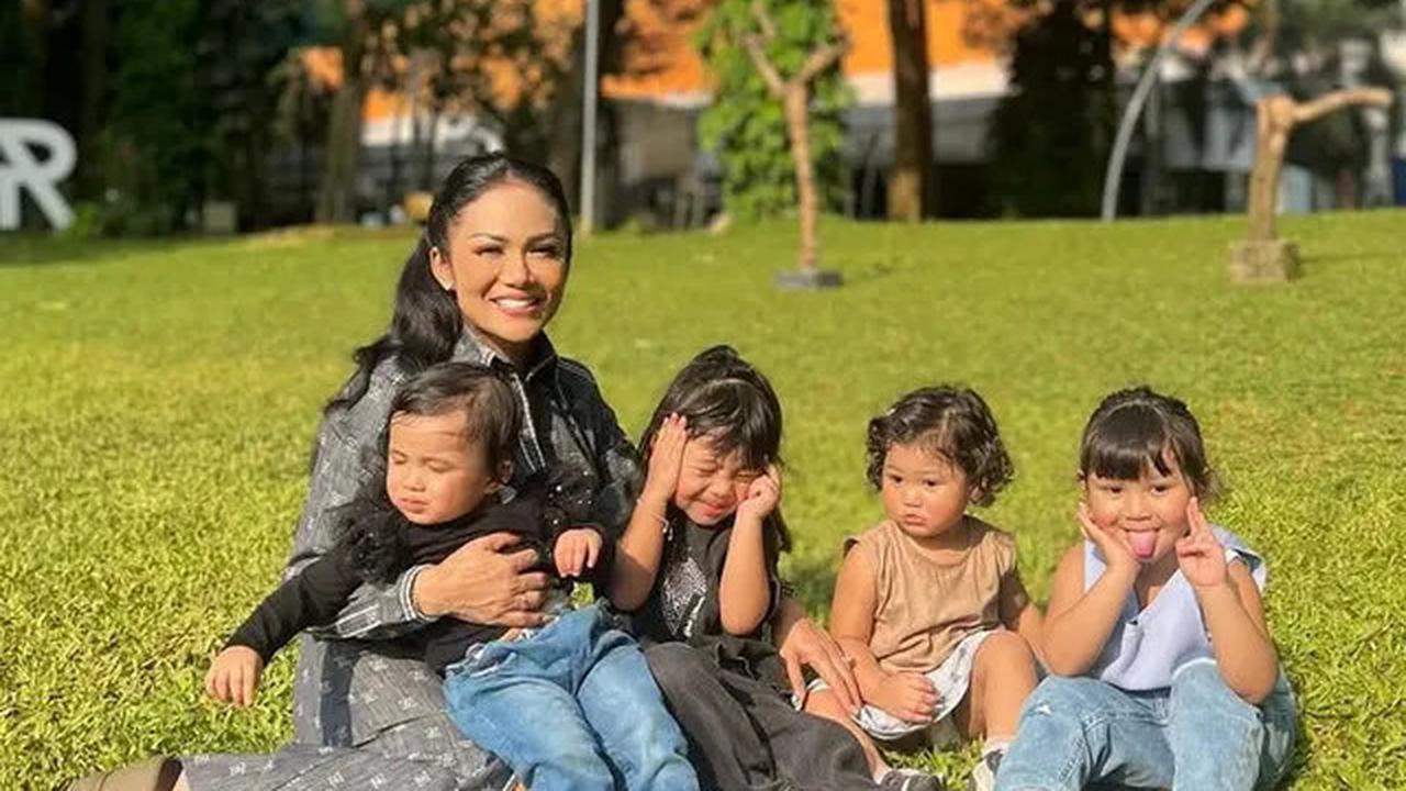 6 Potret Gaya Dua Anak Aurel Hermansyah saat Dimomong Krisdayanti Keliling Jakarta, Ameena Kenakan Dress Rp10 jutaan saat Naik MRT