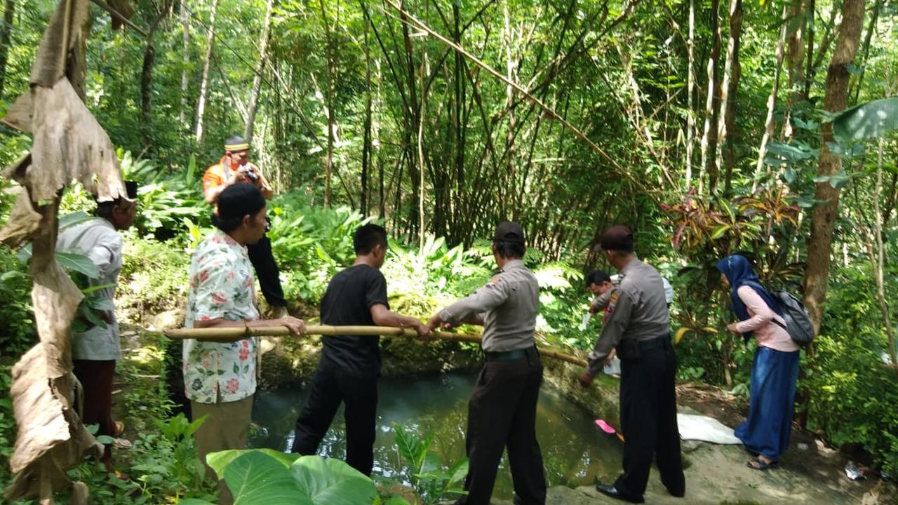 TKP tenggelamnya bocah berusia dua tahun di Kebumen. (Foto: Liputan6.com/Polres Kebumen/Muhamad Ridlo)