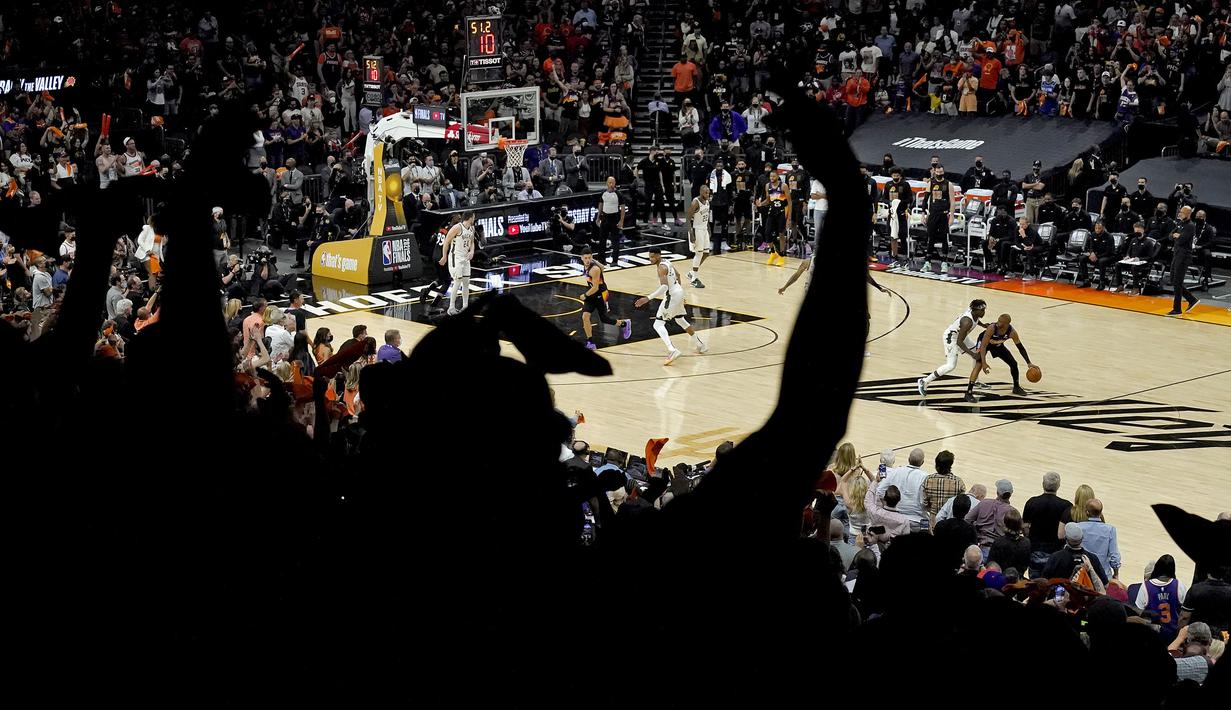 Phoenix Suns akhirnya keluar sebagai pemenang dalam pertandingan ini. Mereka berhasil unggul dengan skor 118-105 atas Milwaukee Bucks. Game 2 Final NBA 2021 selanjutnya akan berlangsung pada Jumat (09/07/2021) pagi WIB di tempat yang sama. (Foto: AFP/Matt York)
