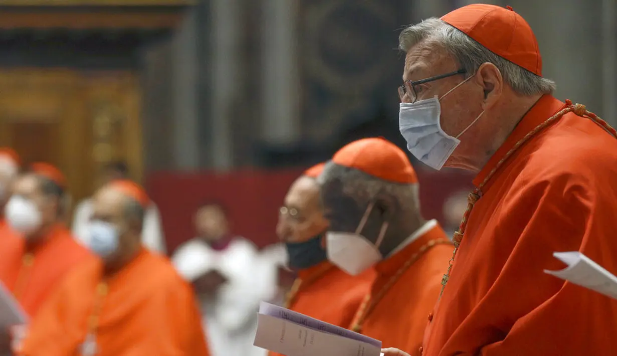 Kardinal George Pell (kanan) menghadiri Misa yang dirayakan oleh Paus Fransiskus sehari setelah Paus mengangkat 13 kardinal baru ke pangkat tertinggi dalam hierarki Katolik di Basilika Santo Petrus, Minggu (29/11/2020). (AP Photo/Gregorio Borgia, Pool)