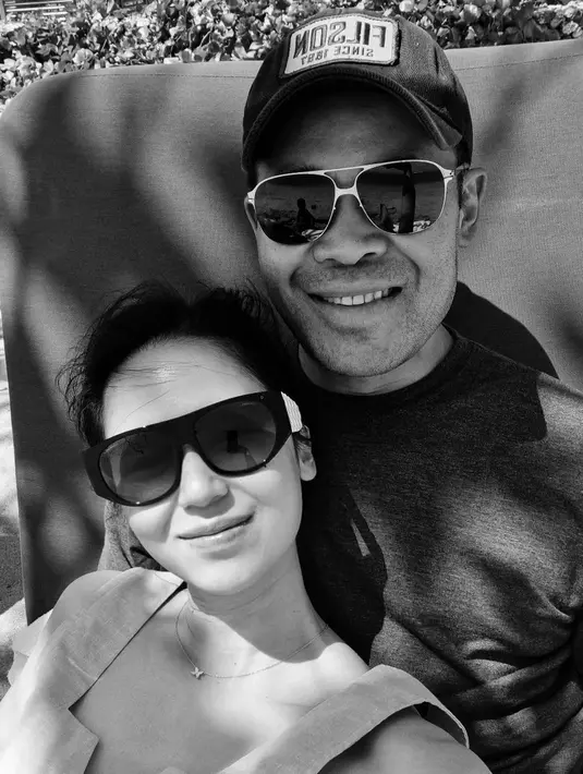 Potret manis hitam-putih Laura Basuki dan suaminya, Leo Sandjaja. Keduanya tampil kompak mengenakan sunglasses. [Foto: Instagram/laurabas]