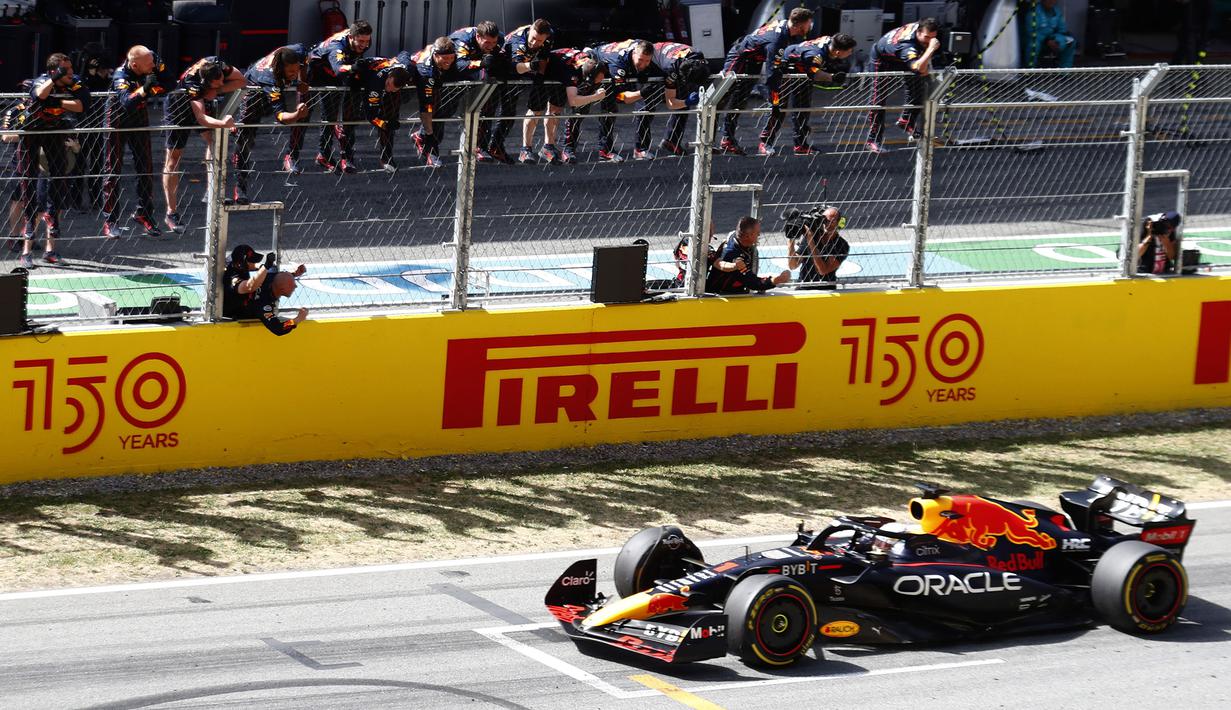Tim Red Bull Racing berhasil membawa poin maksimal di Formula 1 GP Spanyol usai Max Verstappen dan Sergio Perez finis di urutan pertama dan kedua saat balapan yang berlangsung di Sirkuit Barcelona, Minggu (22/05/2022) malam WIB. (AFP/Joan Monfort)