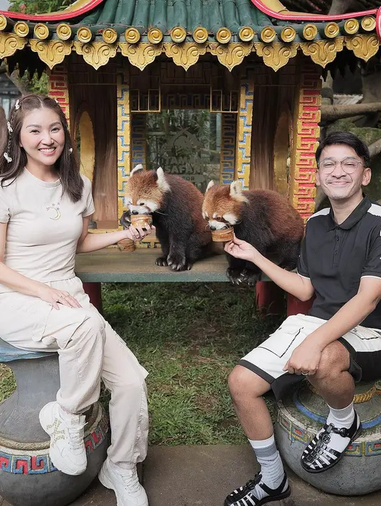 <p>Ruben Onsu dan Sarwendah kompak pakai outfit kasual. Ruben Onsu dengan atasan lengan pendek berkerah dan celana selutut yang sama-sama berwarna hitam-putih, sedangkan Sarwendah tampil monokrom dengan kaus lengan pendek dan celana kargo bernuansa kecokelatan yang senada. [Foto: Instagram/ruben_onsu]</p>
