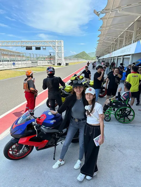 "Sabrina seneng banget pas dibilang qta mau ke Lombok & ke sirkuit Mandalika. Next semoga bisa ajak kaka @lionel.sinathrya & @diego.sinathrya juga,"  tulis Donna Agnesia. [Instagram/dagnesia]
