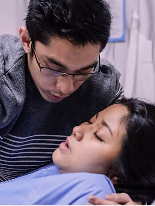 Masih dihari yang sama, ibu baru itu juga menuliskan kisahnya dahsyat perjuangan seorang ibu yang melahirkan. "antara sadar dan tidak, mengerahkan 1000% tenaga untuk mengeluarkan si bayi kecilku." lanjutnya. (Instagram/zivannaletisha)